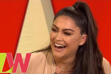 Casey Batchelor tâm sự về chuyện bầu bí