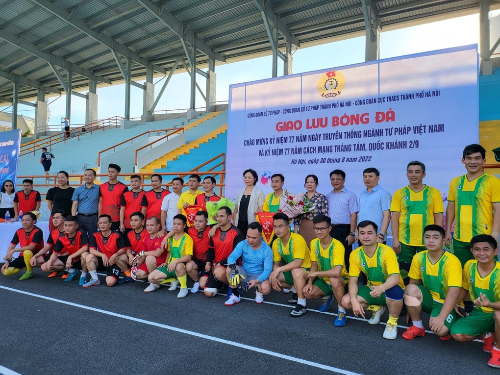 Sôi động trận giao hữu bóng đá chào mừng ngày Quốc khánh 2/9 - 1 Sôi động trận giao hữu bóng đá chào mừng ngày Quốc khánh 2/9 - 1