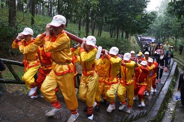 Không dâng bánh chưng “khủng” lên mộ thân mẫu Bác Hồ