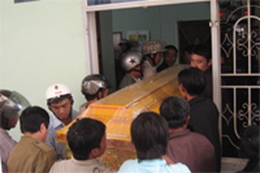 Xác chết phân hủy trôi trên sông Đăk Bla