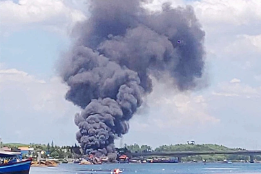 Cháy quán nổi trên sông Trà Bồng