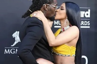 Cardi B khoe ngực khủng, hạnh phúc sánh đôi cùng chồng