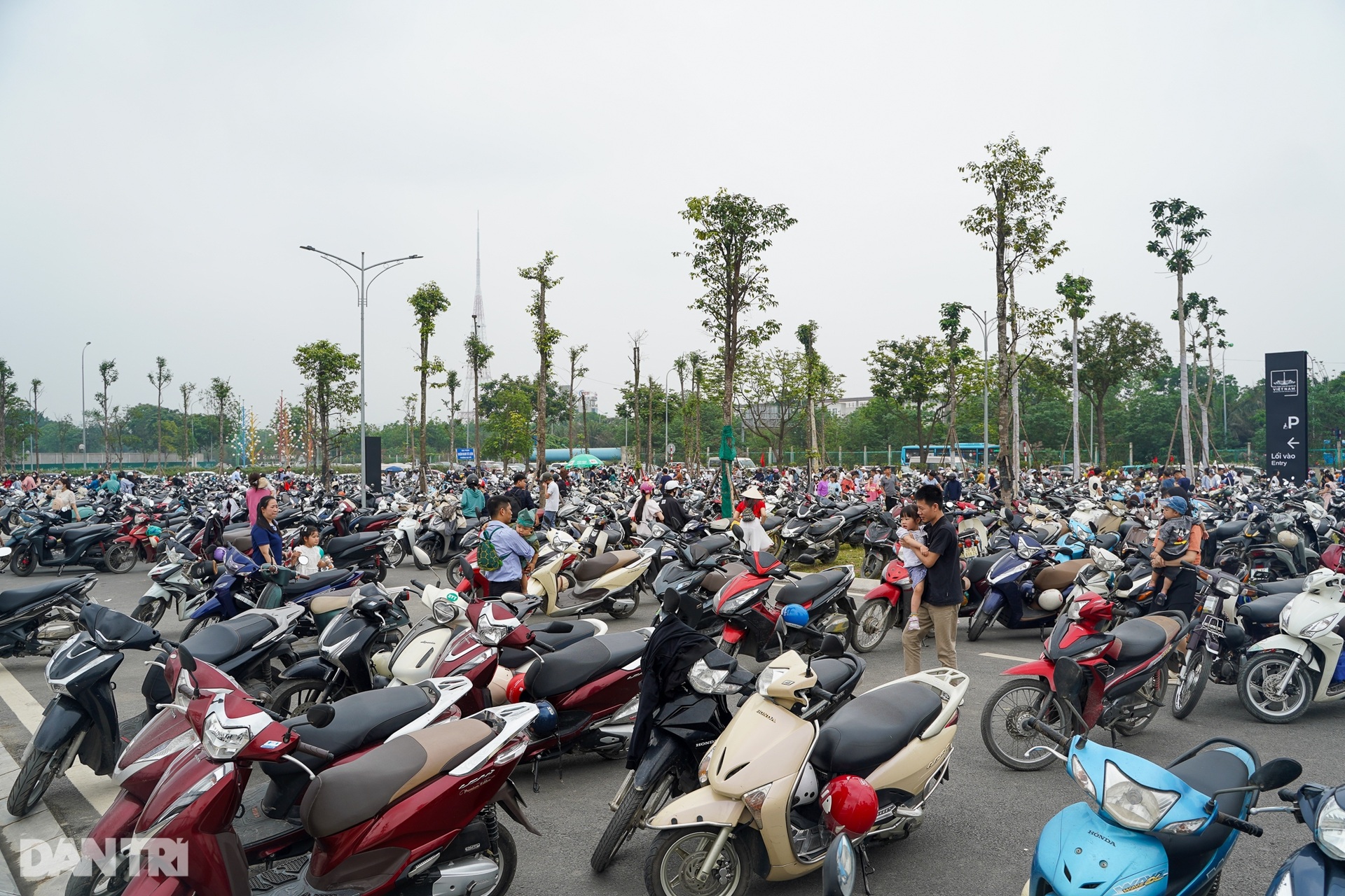 Công viên, bảo tàng ở Hà Nội đông nghịt khách trong kỳ nghỉ lễ - 2 Công viên, bảo tàng ở Hà Nội đông nghịt khách trong kỳ nghỉ lễ - 2