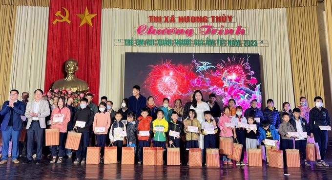 Bà Ngô Thị Ái Hương (áo dài trắng) - Phó Chủ tịch UBND thị xã Hương Thủy cùng lãnh đạo thị xã trao tặng quà Tết cho các trẻ em, gia đình có hoàn cảnh khó khăn tại chương trình