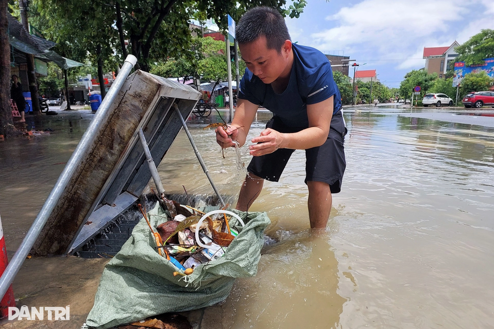 Mưa lớn suốt nhiều giờ, đường phố ở Hà Tĩnh ngập nặng - 5 Mưa lớn suốt nhiều giờ, đường phố ở Hà Tĩnh ngập nặng - 5