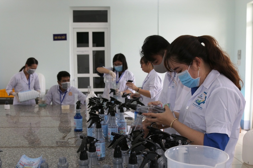 Trường ĐH Trà Vinh điều chế 2.500 lít rửa tay sát khuẩn phục vụ HS, SV - 5 Trường ĐH Trà Vinh điều chế 2.500 lít rửa tay sát khuẩn phục vụ HS, SV - 5