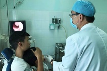 Cha mẹ tự rửa mũi cho con: Nguy cơ viêm tai giữa, sặc nước vào phổi