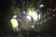 Xe bán tải lao xuống mương, 2 người tử vong, 4 người trọng thương