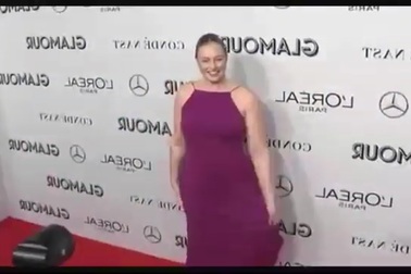 Iskra Lawrence bế bụng bầu dự sự kiện