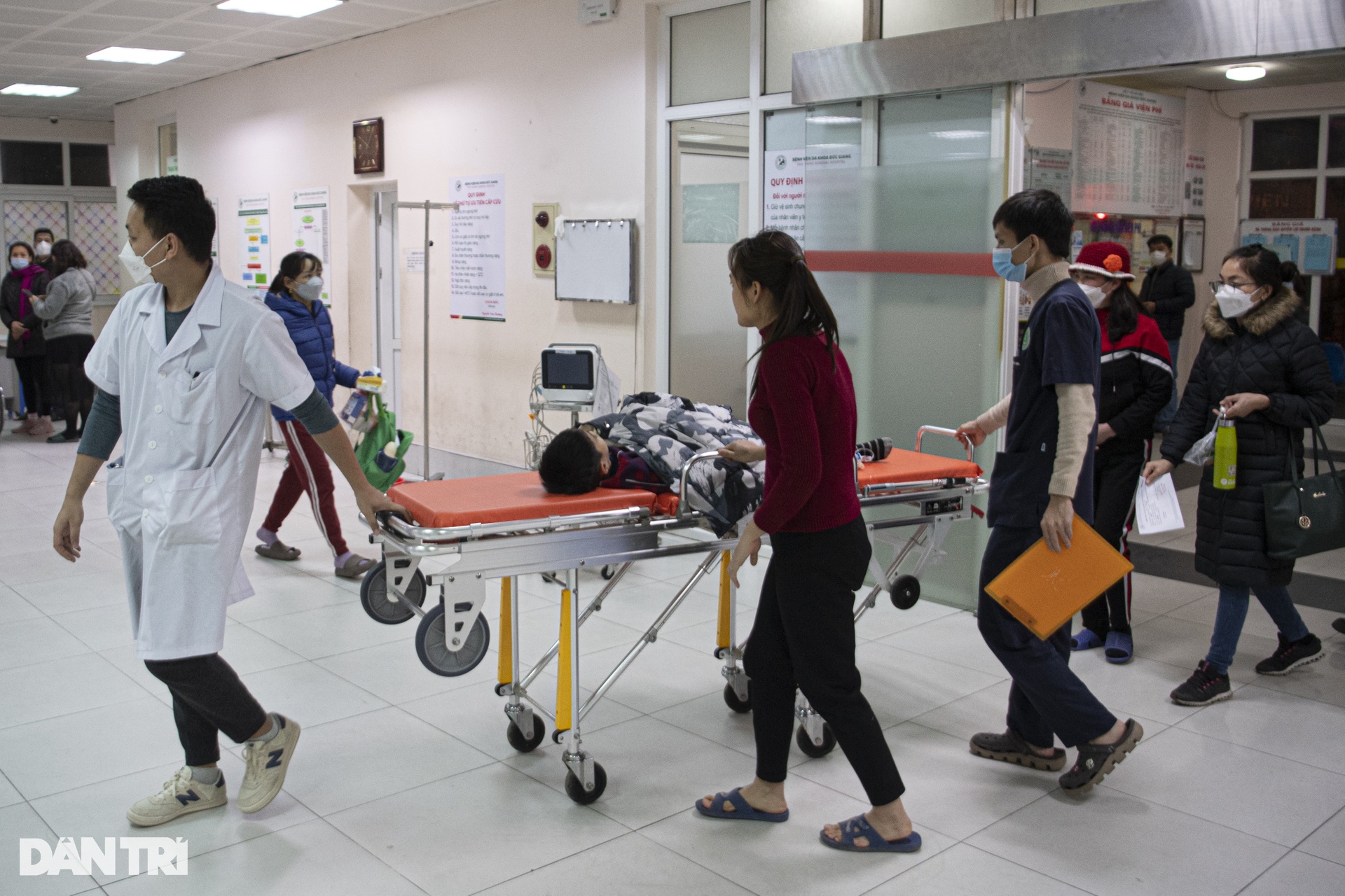 Đêm trắng cấp cứu: Chân không nghỉ, đèn không tắt trên đường đua sinh mệnh - 5 Đêm trắng cấp cứu: Chân không nghỉ, đèn không tắt trên đường đua sinh mệnh - 5