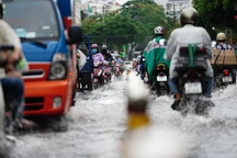 Nhiều nơi ở TPHCM mưa, đề phòng ngập