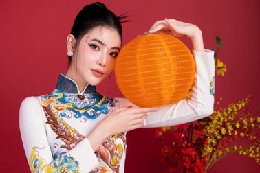 Á hậu Lê Kim Khỏe khoe sắc vóc mảnh mai với áo dài vẽ tay