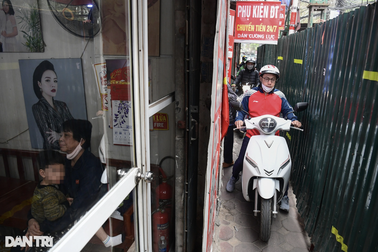 Người dân khổ sở đi qua đoạn đường nhỏ hẹp chưa đến 5 gang tay ở Hà Nội