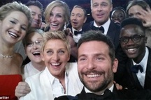 MC đồng tính chụp ảnh “tự sướng” ngay trong buổi lễ Oscar