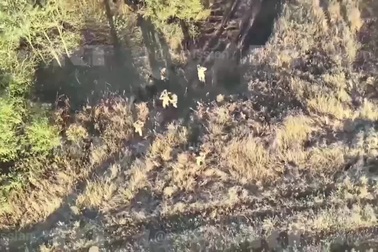 Khoảnh khắc gần 20 binh sĩ Ukraine đầu hàng