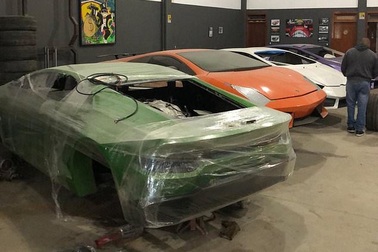 Cảnh sát đột kích một nhà máy sản xuất siêu xe Lamborghini và Ferrari giả cực tinh vi