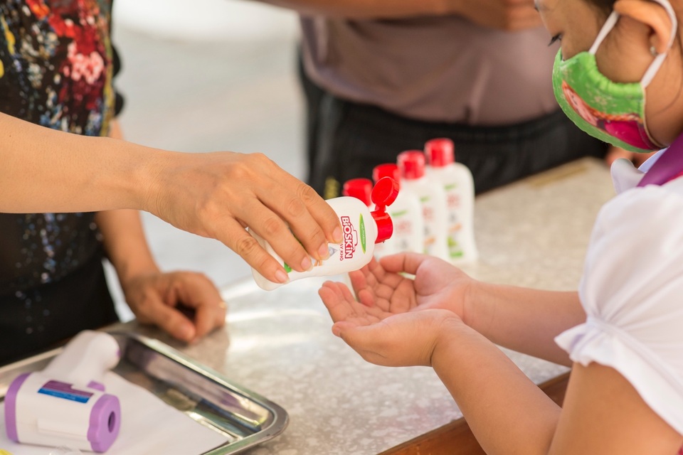 Cha mẹ cần làm gì để bảo vệ sức khoẻ gia đình trong giai đoạn “bình thường mới - 1