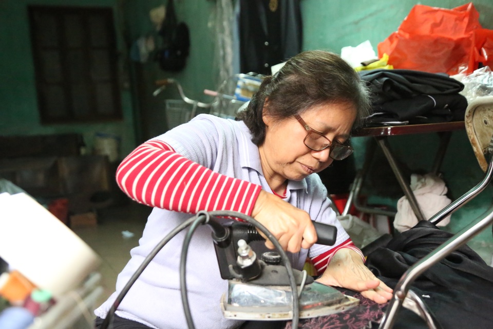 Người phụ nữ 42 năm làm nghề vá kỷ niệm giữa lòng Hà Thành - 7 Người phụ nữ 42 năm làm nghề vá kỷ niệm giữa lòng Hà Thành - 7
