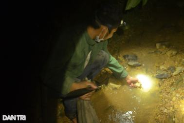 "Độc chiêu" của thợ săn cua đá