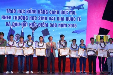 Gần 200 sinh viên nhận học bổng “Nâng cánh ước mơ”