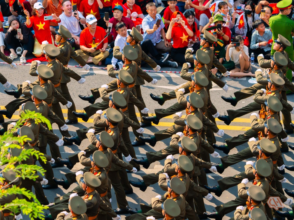 Nam sinh tạo cơn sốt với bộ ảnh diễu binh: Kiếm tiền giỏi, mơ làm nhà báo - 6