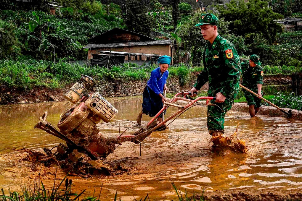 Chủ tịch Hồ Chí Minh với việc xây dựng nền quốc phòng toàn dân và việc vận dụng trong giai đoạn hiện nay - 2 Chủ tịch Hồ Chí Minh với việc xây dựng nền quốc phòng toàn dân và việc vận dụng trong giai đoạn hiện nay - 2