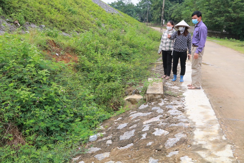 Rò rỉ nước hồ Đập Trời rộng 50 ha, người dân nơm nớp lo sợ - 1 Rò rỉ nước hồ Đập Trời rộng 50 ha, người dân nơm nớp lo sợ - 1