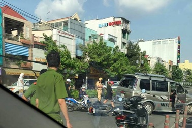 Ô tô tông hàng loạt xe máy, 3 người bị thương