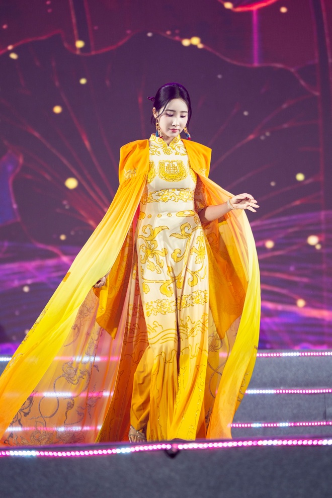 Hoa hậu Hoàng Châu Anh thu hút với áo dài “cánh sen phát sáng” dưới mưa - 6 Hoa hậu Hoàng Châu Anh thu hút với áo dài “cánh sen phát sáng” dưới mưa - 6
