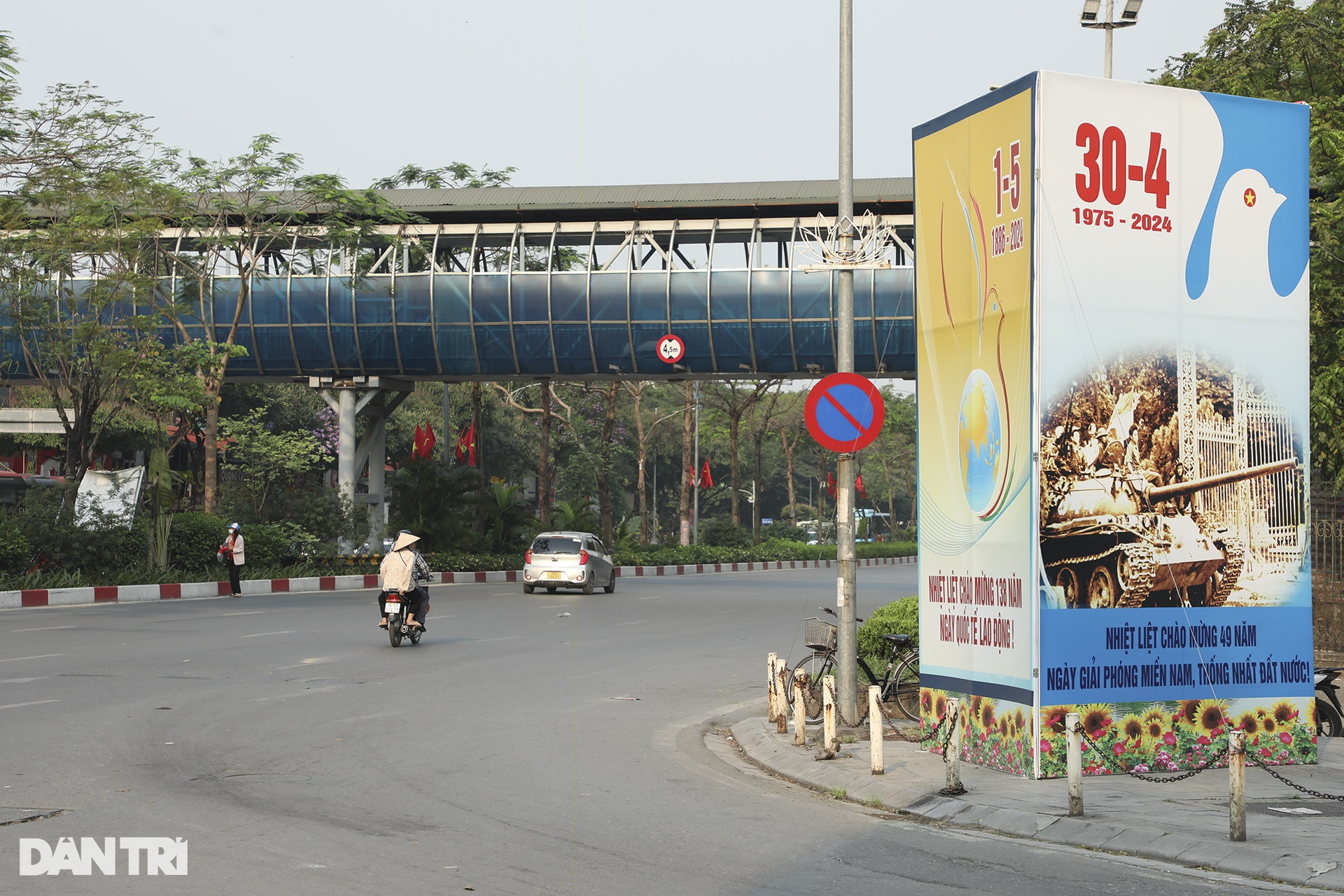 Đường phố Hà Nội vắng vẻ trong ngày thứ hai kỳ nghỉ lễ - 4 Đường phố Hà Nội vắng vẻ trong ngày thứ hai kỳ nghỉ lễ - 4