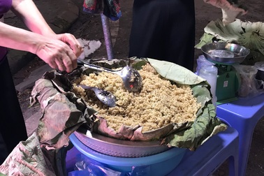 Bán "hết veo" cả tạ rượu nếp chỉ trong buổi sáng Tết Đoan Ngọ