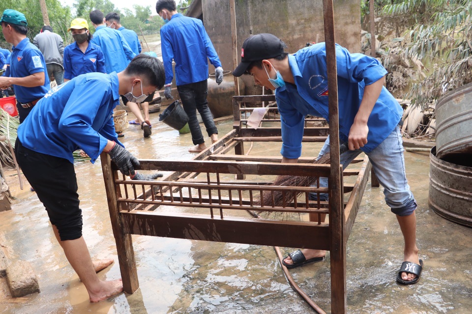 Nhiều bạn trẻ xung phong vào Hà Tĩnh giúp đồng bào khắc phục hậu quả lũ lụt - 4 Nhiều bạn trẻ xung phong vào Hà Tĩnh giúp đồng bào khắc phục hậu quả lũ lụt - 4