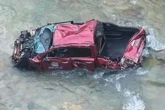 Ô tô chở 4 người bị hất văng qua lan can cầu, rơi xuống suối