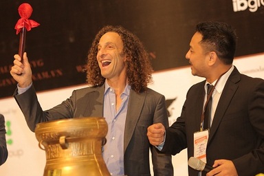 Kenny G xuất hiện thân thiện trong buổi gặp gỡ “chào sân”