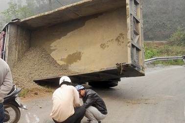 Lật xe trên đèo, tài xế tử vong trong cabin