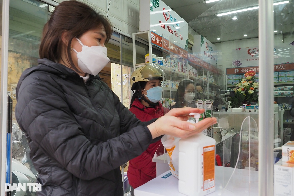 Người dân đổ xô đi mua kit test nhanh, các hiệu thuốc ở Hà Nội cháy hàng - 4 Người dân đổ xô đi mua kit test nhanh, các hiệu thuốc ở Hà Nội cháy hàng - 4