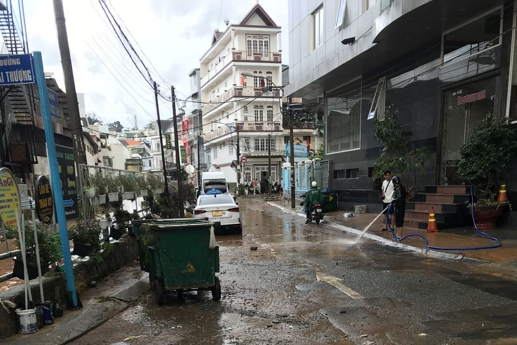 Đà Lạt lại ngập chỉ sau một trận mưa giữa trưa - 4 Đà Lạt lại ngập chỉ sau một trận mưa giữa trưa - 4