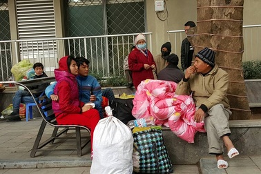 Người nhà bệnh nhân co ro trong giá rét kỷ lục