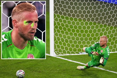 Thủ thành Schmeichel bị chiếu laser khi đối đầu Kane trên chấm phạt đền