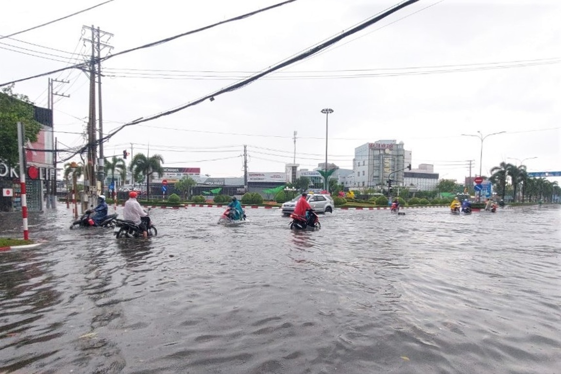 Mưa trái mùa hơn 3 giờ, đường phố xứ công tử Bạc Liêu biến thành sông - 4 Mưa trái mùa hơn 3 giờ, đường phố xứ công tử Bạc Liêu biến thành sông - 4