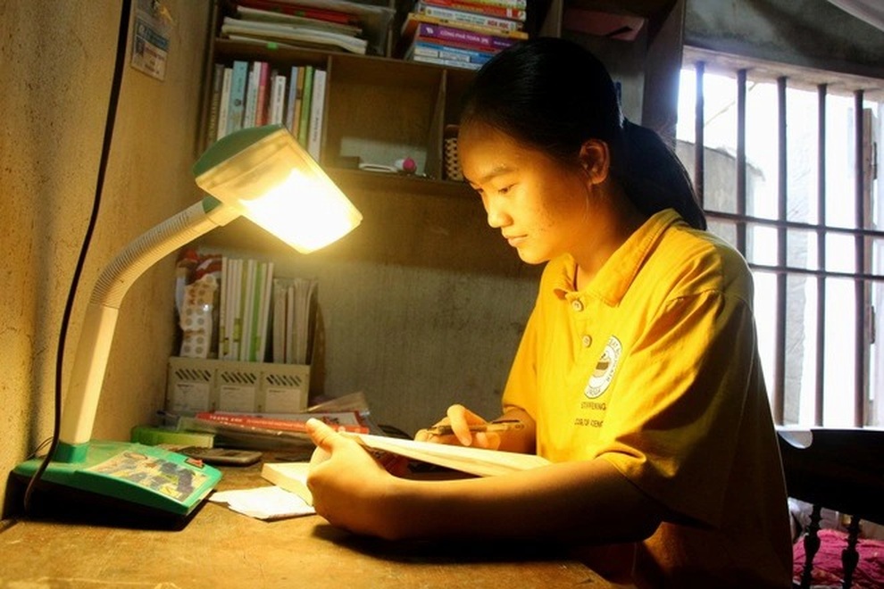 Nữ sinh mồ côi vượt nghịch cảnh đến trường khát khao trở thành bác sĩ - 1 Nữ sinh mồ côi vượt nghịch cảnh đến trường khát khao trở thành bác sĩ - 1