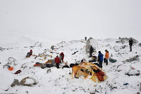 [Video] Khoảnh khắc lở tuyết kinh hoàng ở trên đỉnh Everest