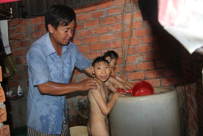 Khi được hỏi về điều mong mỏi nhất cho con lúc này, anh Nghị rơm rớm nước mắt: “Tôi chỉ mong sao 2 đứa khỏe mạnh, đừng đau ốm. Nếu được, tôi ước một ngày được chở con đến trường như những người cha khác. Có lẽ, đó là ao ước lớn nhất cuộc đời của người làm cha này”.