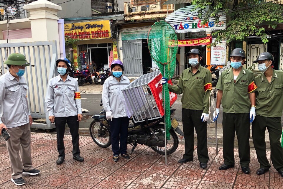 Quận Ba Đình lập đội phản ứng nhanh bắt chó thả rông - 1 Quận Ba Đình lập đội phản ứng nhanh bắt chó thả rông - 1