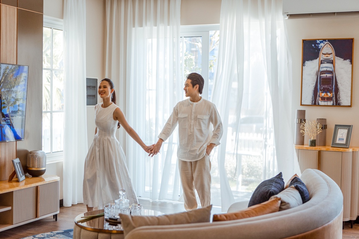 Đông Nhi - Ông Cao Thắng lái xe mui trần dạo biển Phan Thiết - 6