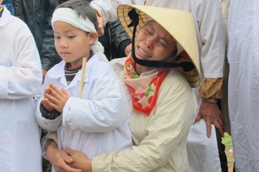 Những vành khăn trắng trên đỉnh Lèn Cờ