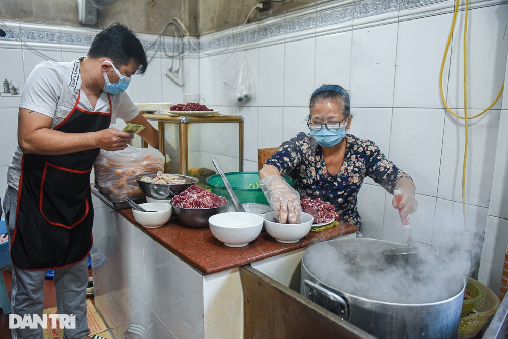 Quán phở mặn nhất Hà Nội, giá chát 80.000 đồng/bát vẫn nườm nượp khách - 2 Quán phở mặn nhất Hà Nội, giá chát 80.000 đồng/bát vẫn nườm nượp khách - 2