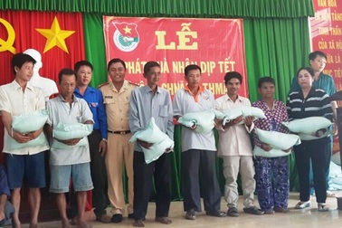 Đoàn viên Công an tặng quà cho bà con nghèo Khmer dịp Tết cổ truyền