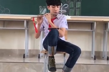 Học sinh lớp 9 thổi sáo "Em gái mưa" réo rắt như "mật rót tai"