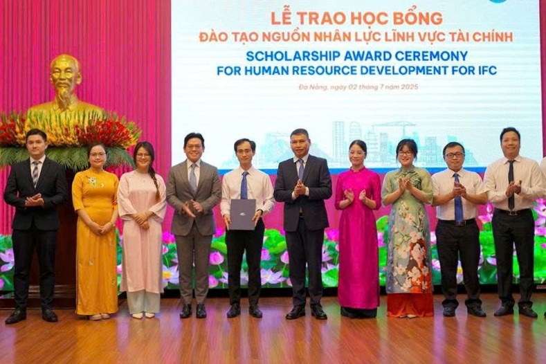 Đà Nẵng cử cán bộ sang Singapore học tập mô hình trung tâm tài chính - 1